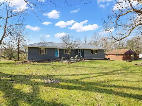 11 Sleepy Hollow Dr, Canfield, OH 44406