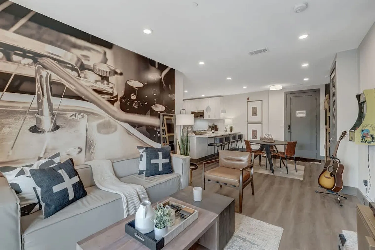 3 bed, 2.0 bath, 1194 sqft, $8,346 — Photo 2