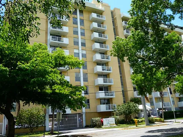 2000 NE 135th St #422, Miami, FL 33165
