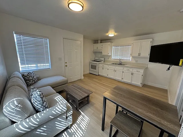 10518 Lou Dillon Ave. - 10518.5 — Photo 2