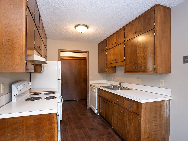 Fargo, ND Country Club Apartments | 21B | Kitchen