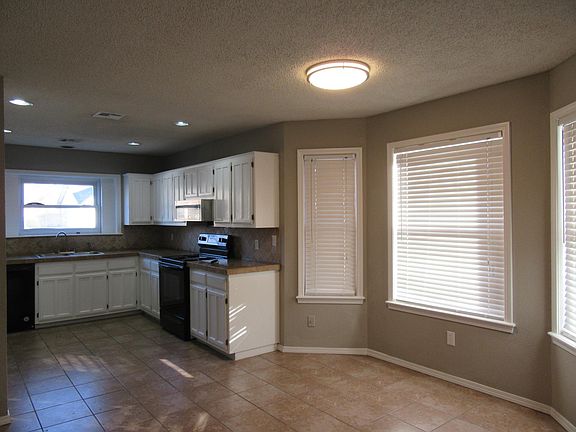 3rd image of 1004 N Aster Ave