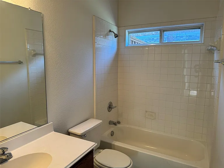 1612 Sweetbay Dr — Photo 2