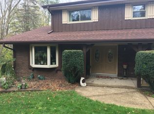 S56W22730 Woodside Dr, Waukesha, WI 53189