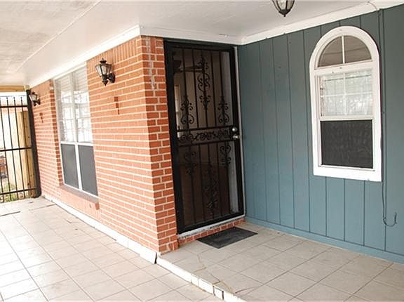 GREAT enclosed patio on front of home!!