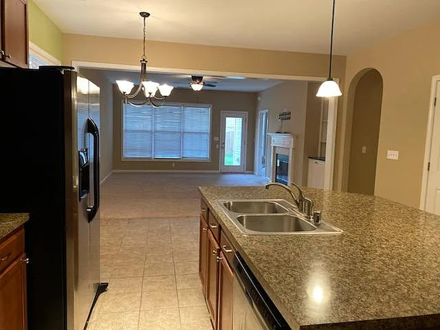 3 bed, 1742 sqft, $2,100 — Photo 3