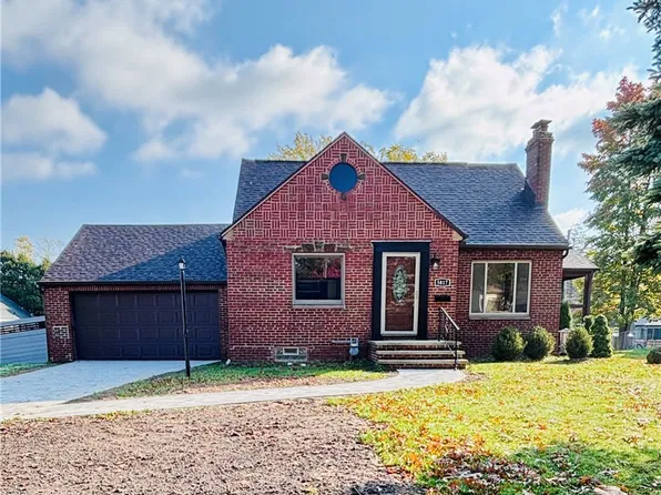 5817 Flower Dr, Parma Heights, OH 44130