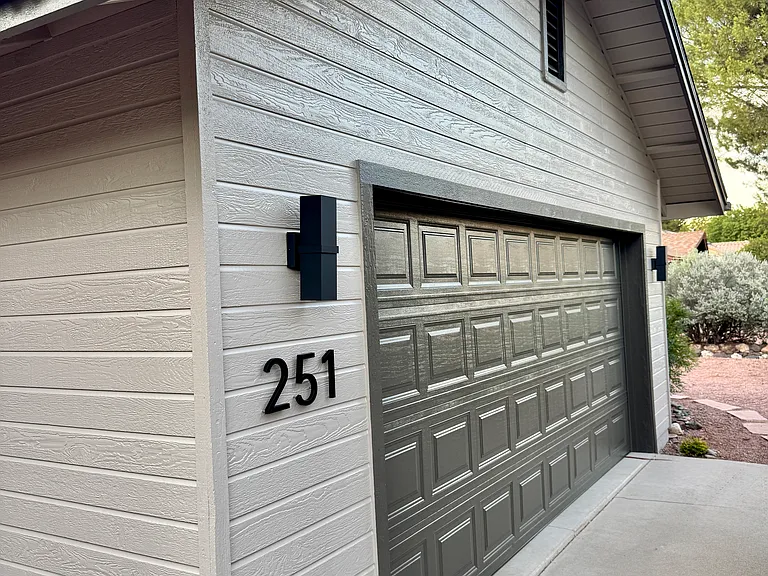 251 E Lindsay Way — Photo 1