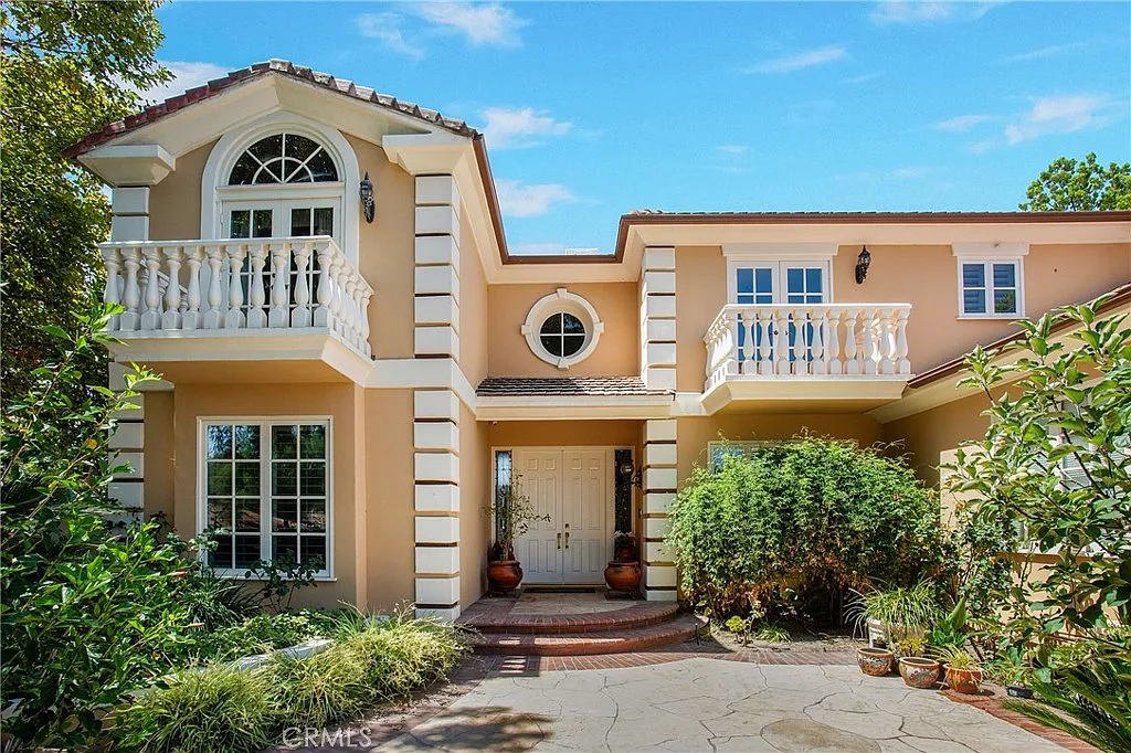 5 bed, 4.5 bath, 4698 sqft, $8,300 — Photo 1