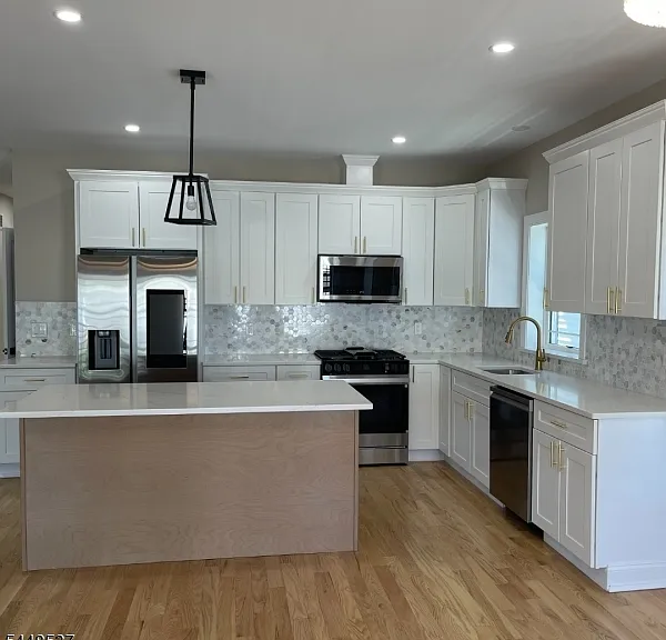 1297 Avy St — Photo 2