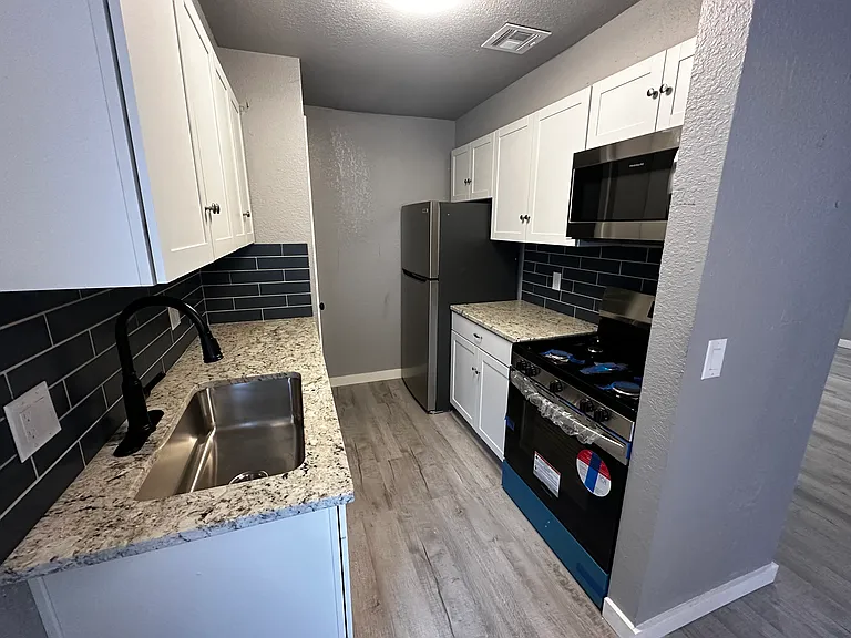 1200 N Cedar Ave #424 — Photo 9