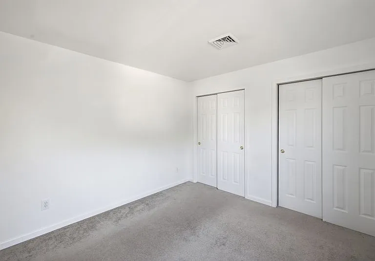 2010 Grammercy Ave — Photo 31