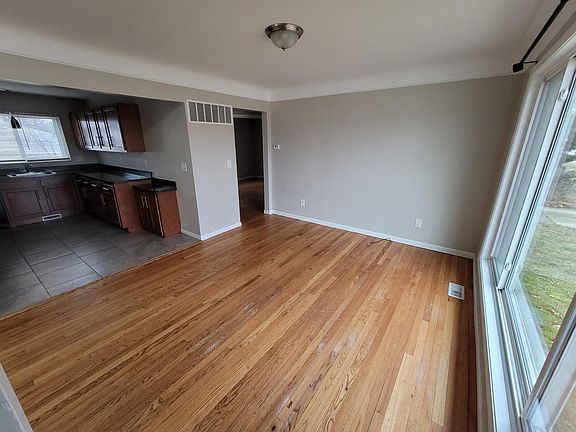 2nd image of 28479 Rosslyn Ave