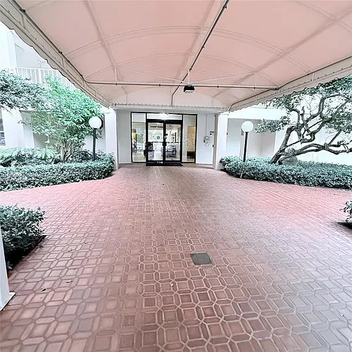 3980 Oaks Clubhouse Dr #302 Photo 1