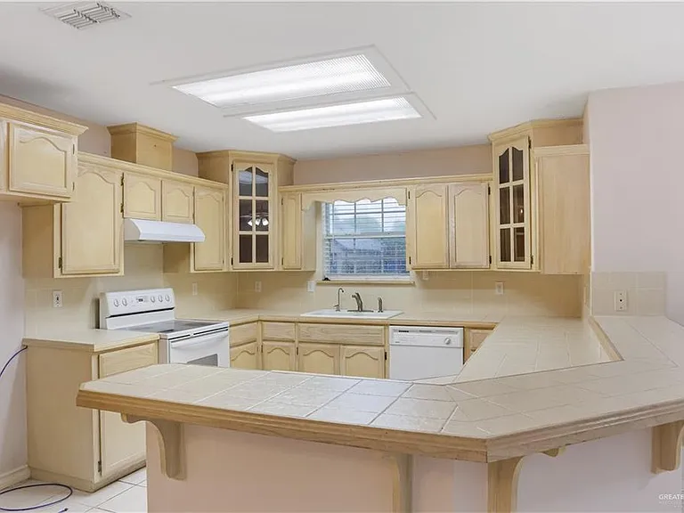 2212 Lilly Cove Dr — Photo 5