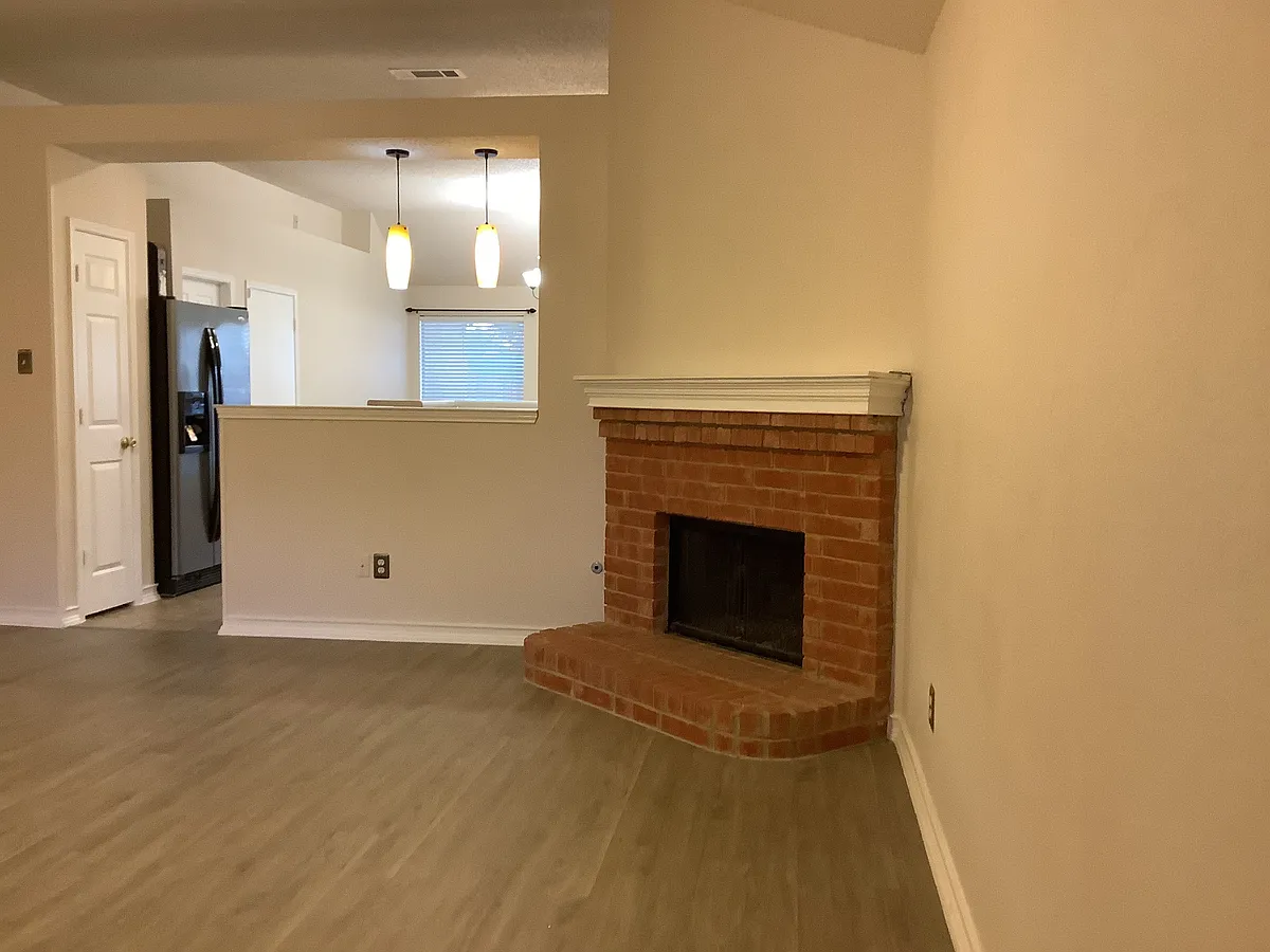 Building Photo - Creekpoint Dr