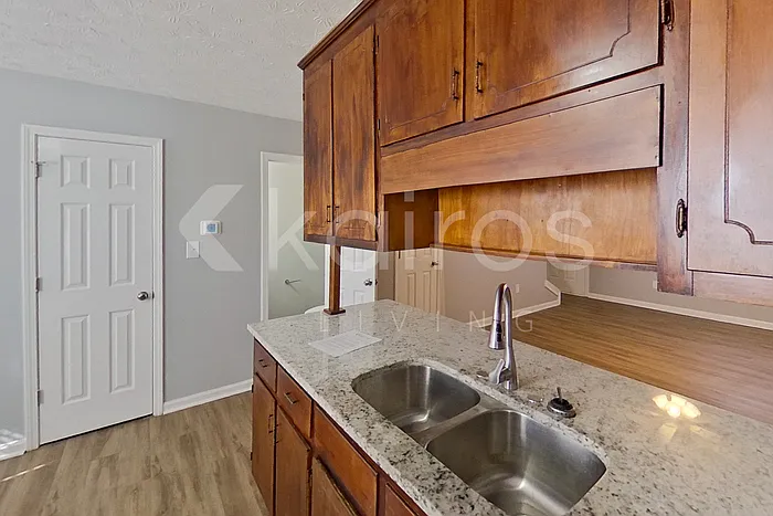 168 Deer Pkwy — Photo 8