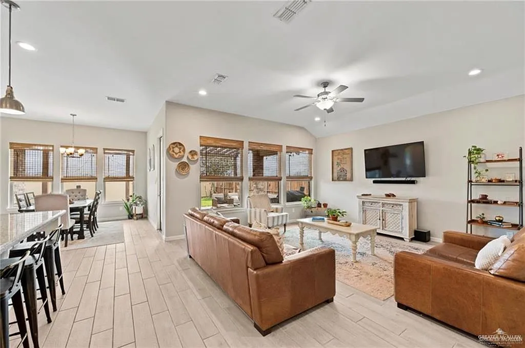 3 bed, 2.5 bath, 2110 sqft, $2,500 — Photo 4