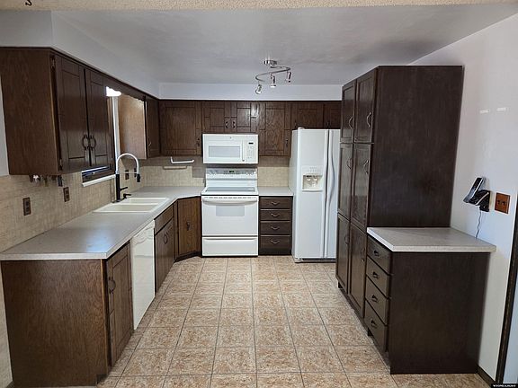 4th image of 1080 Beaumont Dr