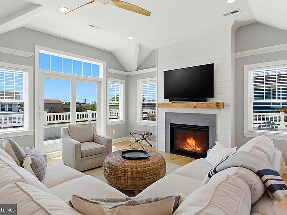 3rd image of 1082 Long Beach Blvd #B