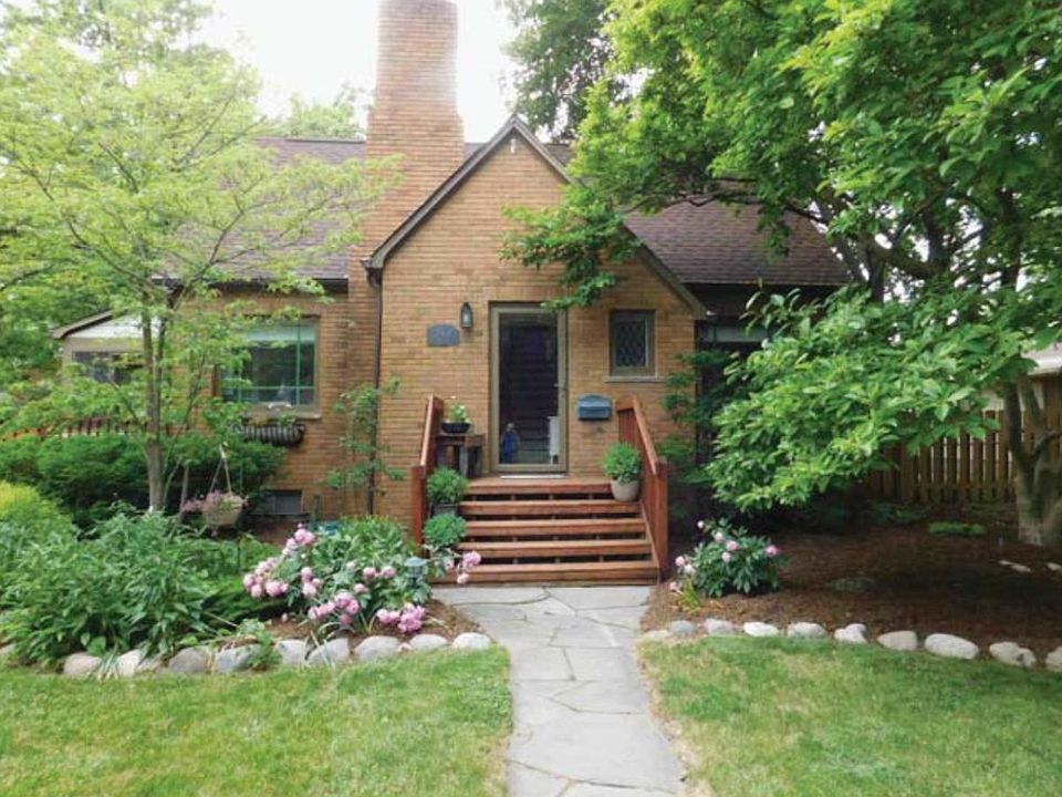 744 S Main St, Chelsea, MI 48118 Zillow