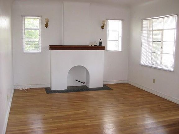 3rd image of 810 Winter Dr