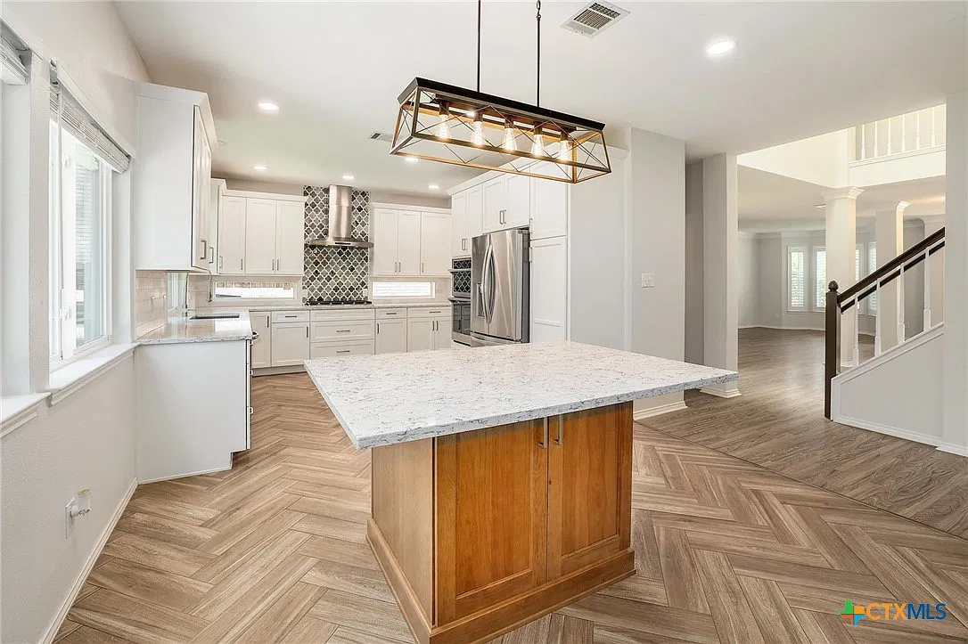5 bed, 2.5 bath, 3140 sqft, $3,000 — Photo 2