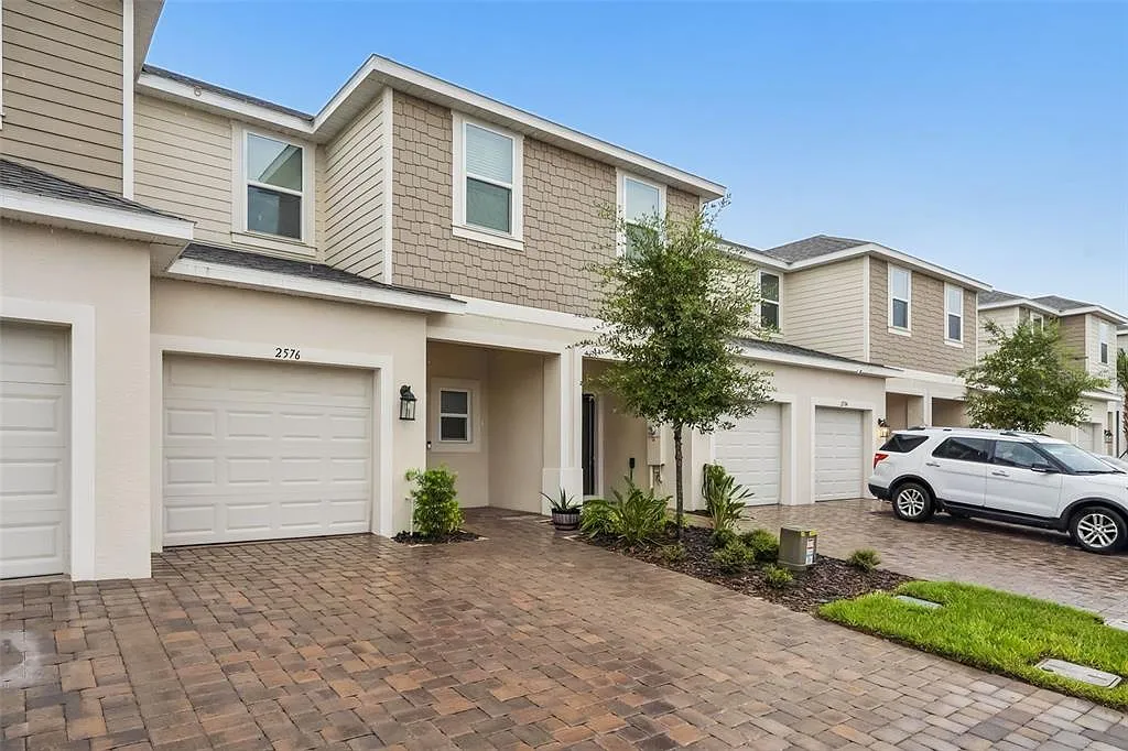 3 bed, 2.5 bath, 1373 sqft, $2,200 — Photo 3