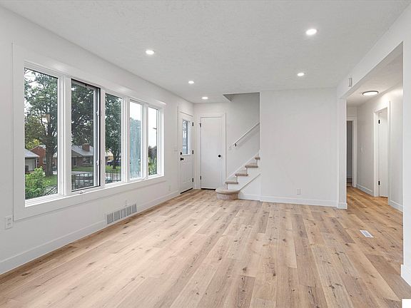 4th image of 2521 S 43rd St