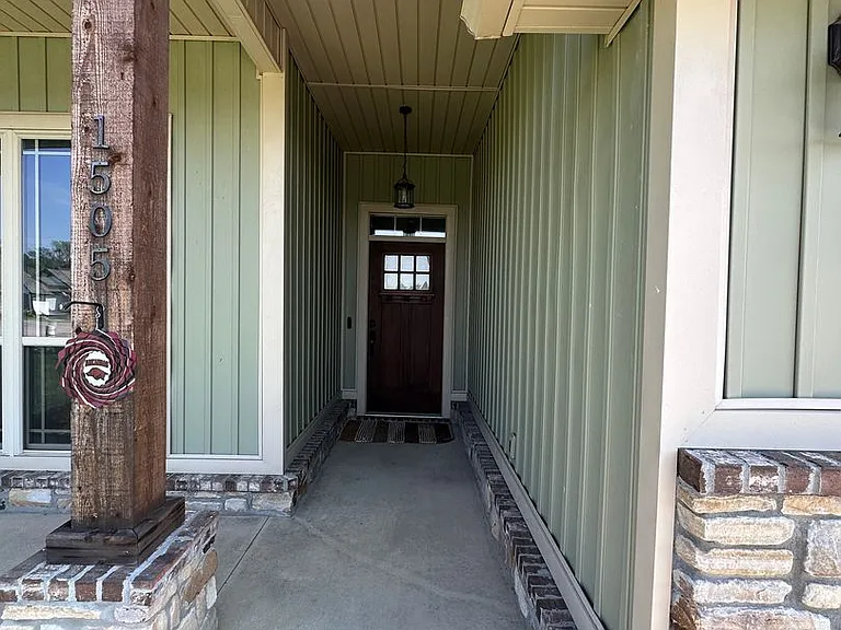 1505 Northridge Dr E — Photo 2