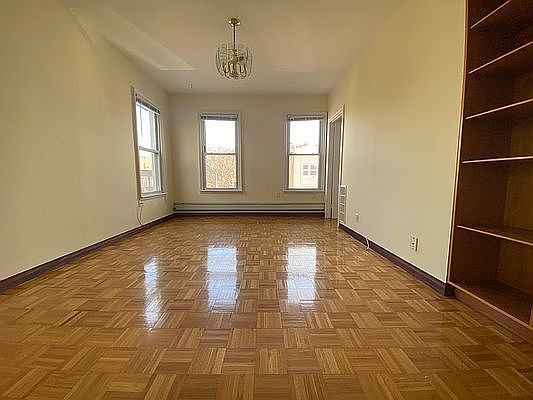 2nd image of 523 Lorimer St #3