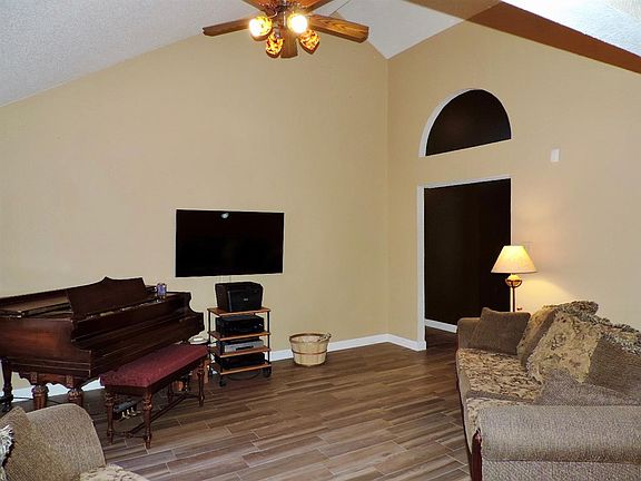 3rd image of 1421 Longhorn Dr