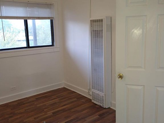 5th image of 15945 Lexington Ave #11