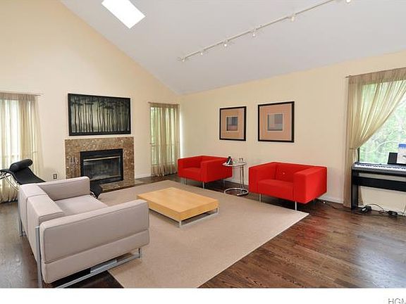 3rd image of 154 Fieldpoint Dr