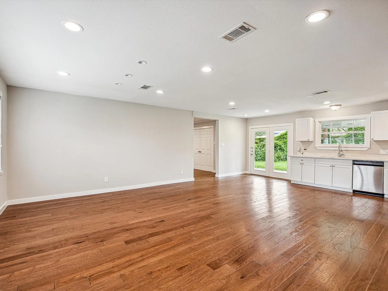 3 bed, 2.0 bath, 1572 sqft, $3,000 — Photo 4