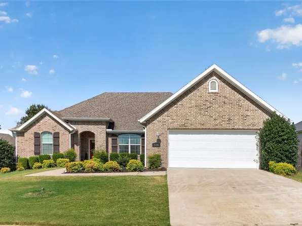 2721 N Grey Squirrel Dr, Fayetteville, AR 72704