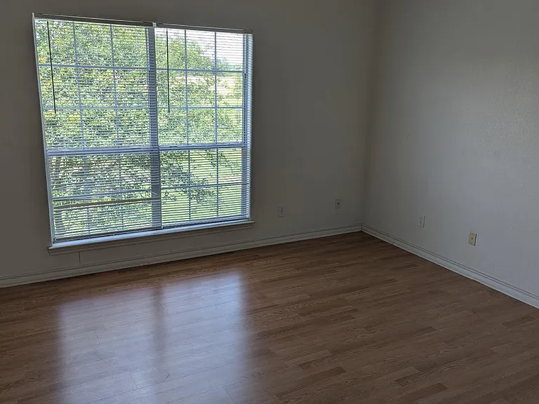 868 Lakeview Dr — Photo 3