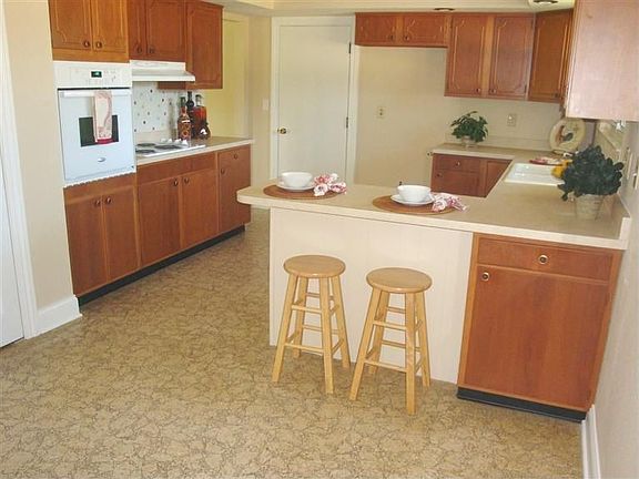 5th image of 587 Sharon Dr