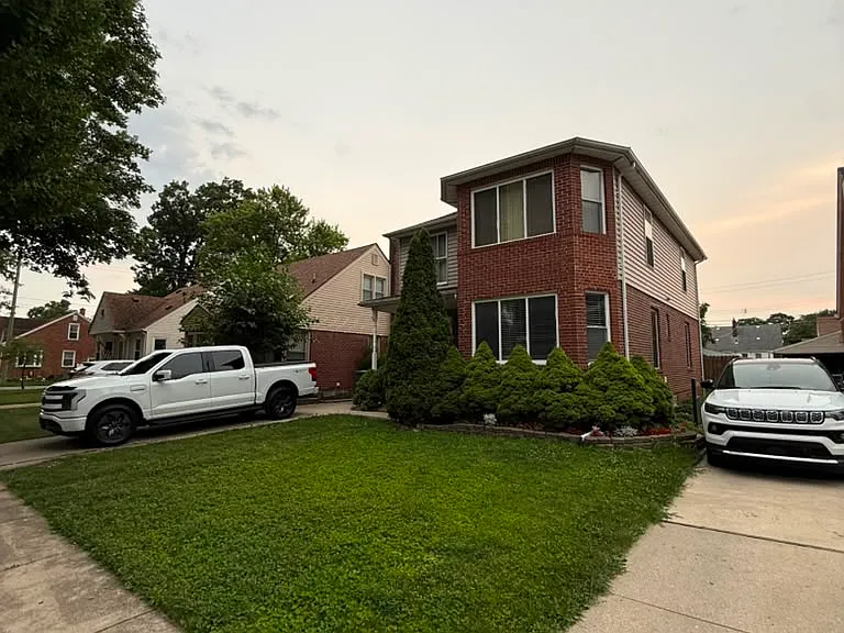 3262 Harding St — Photo 2