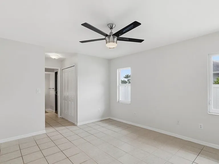 233 SW 43rd St — Photo 25