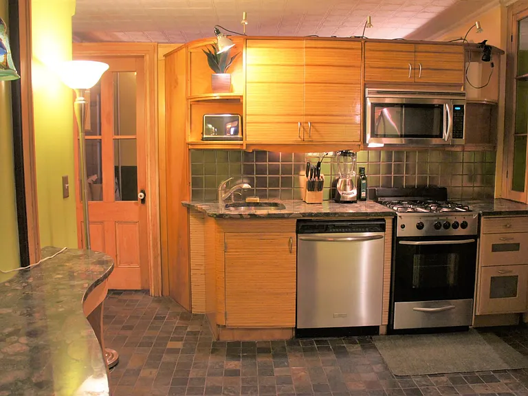 1031 Bloomfield St — Photo 6