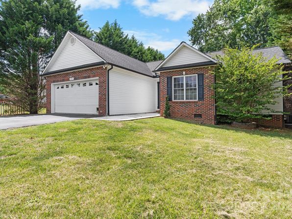 103 Pine Meadows Cir, Hickory, NC 28601