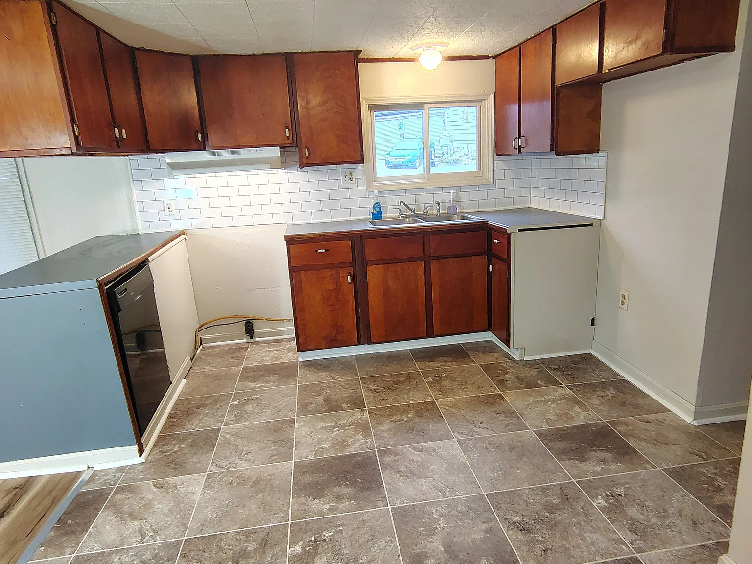 3 bed, 1050 sqft, $1,000 — Photo 2
