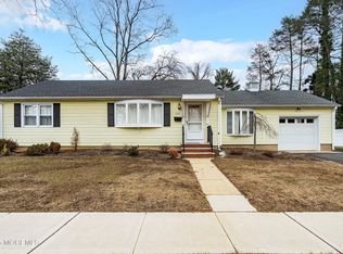 121 Lake Shore Dr, Red Bank, NJ 07701