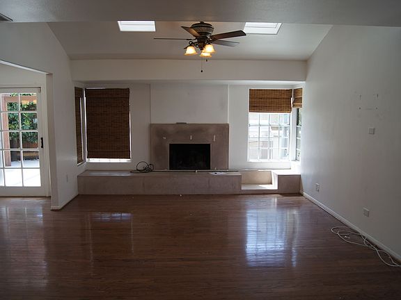 Livingroom w/ hardwood floor
