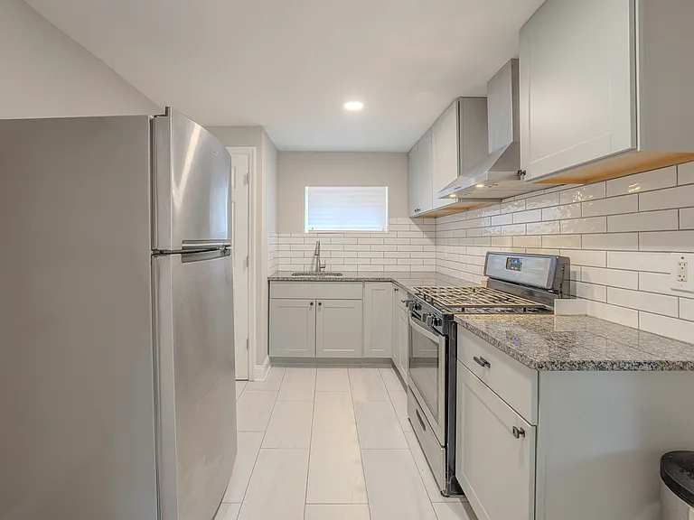 114 Mary Ave — Photo 4