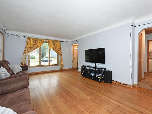 5th image of 729 Rose Ave E