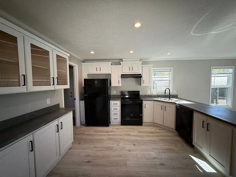 Colonial Oaks — Photo 22