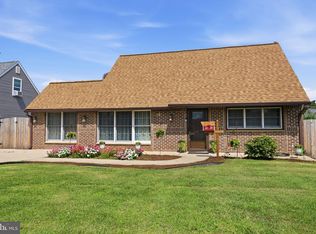 16 Parkside Cir, Levittown, PA 19056