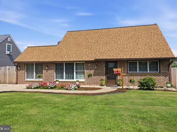16 Parkside Cir, Levittown, PA 19056